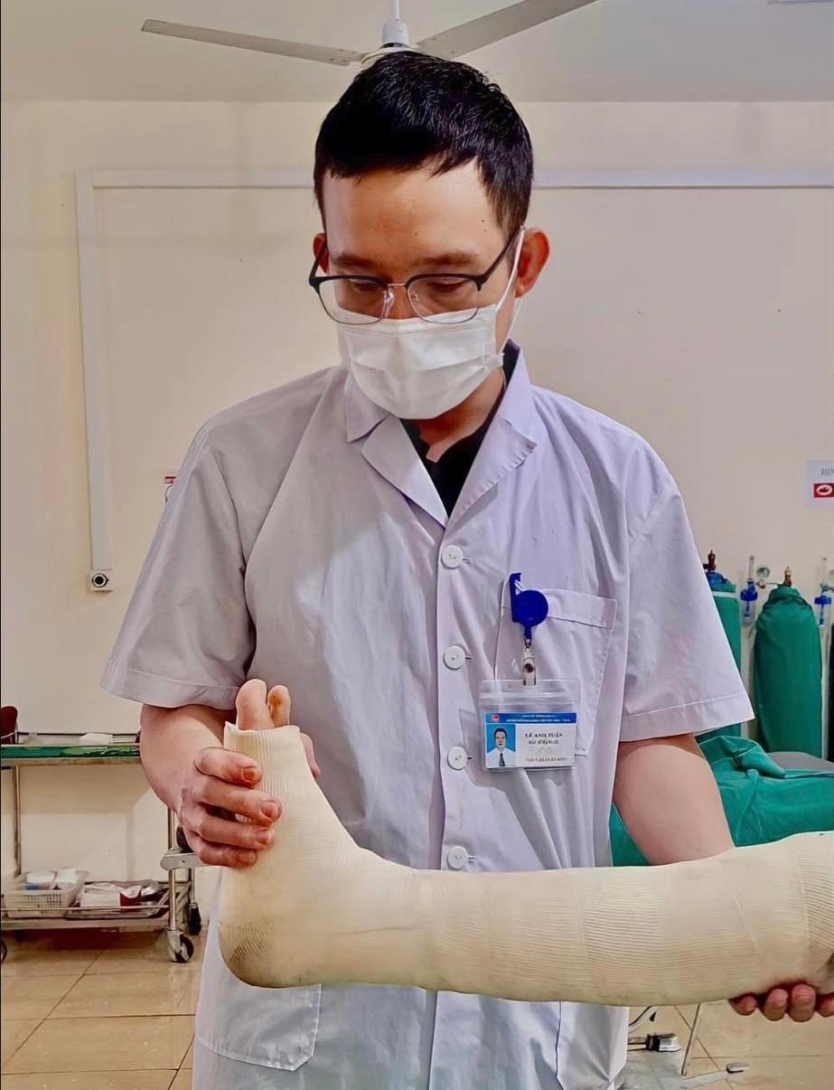 Bác sĩ kiểm tra chân bệnh nhân sau ca phẫu thuật. Ảnh: BVCC