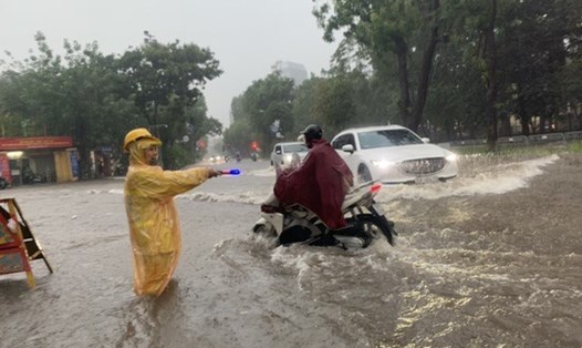 Công nhân thoát nước điều tiết chống ngập ở Hà Nội. Ảnh: Ảnh: PV