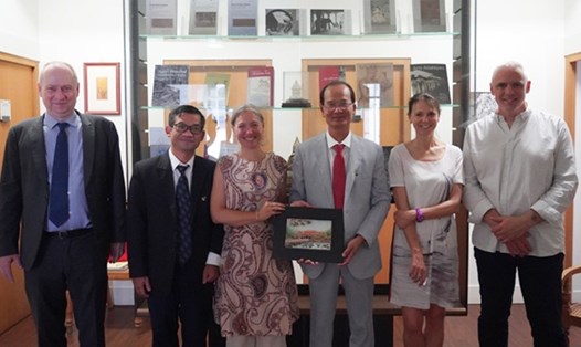 Đoàn công tác của tỉnh Thừa Thiên Huế tặng quà lưu niệm cho bà Valérie Guillet.