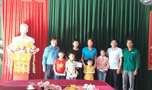 Lãnh đạo LĐLĐ tỉnh Hà Giang trao học bổng tại huyện Quang Bình. Ảnh: LĐLĐ Hà Giang