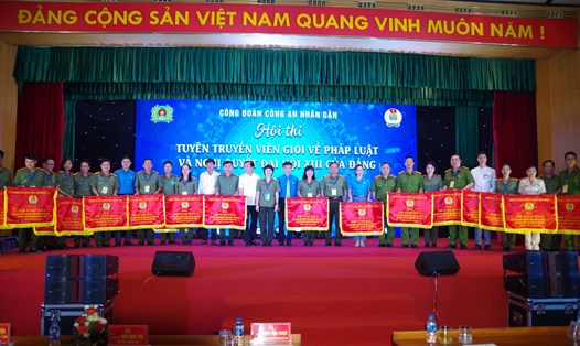 Thiếu tướng Đặng Ngọc Bách - Phó Cục trưởng Cục X03 và ông Trần Văn Thuật - Phó Chủ tịch Tổng Liên đoàn Lao động Việt Nam đã trao giải A cho 5 đội thi.