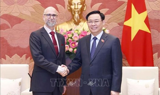 Chủ tịch Quốc hội Vương Đình Huệ với Đại sứ Canada tại Việt Nam Shawn Perry Steil . Ảnh: TTXVN