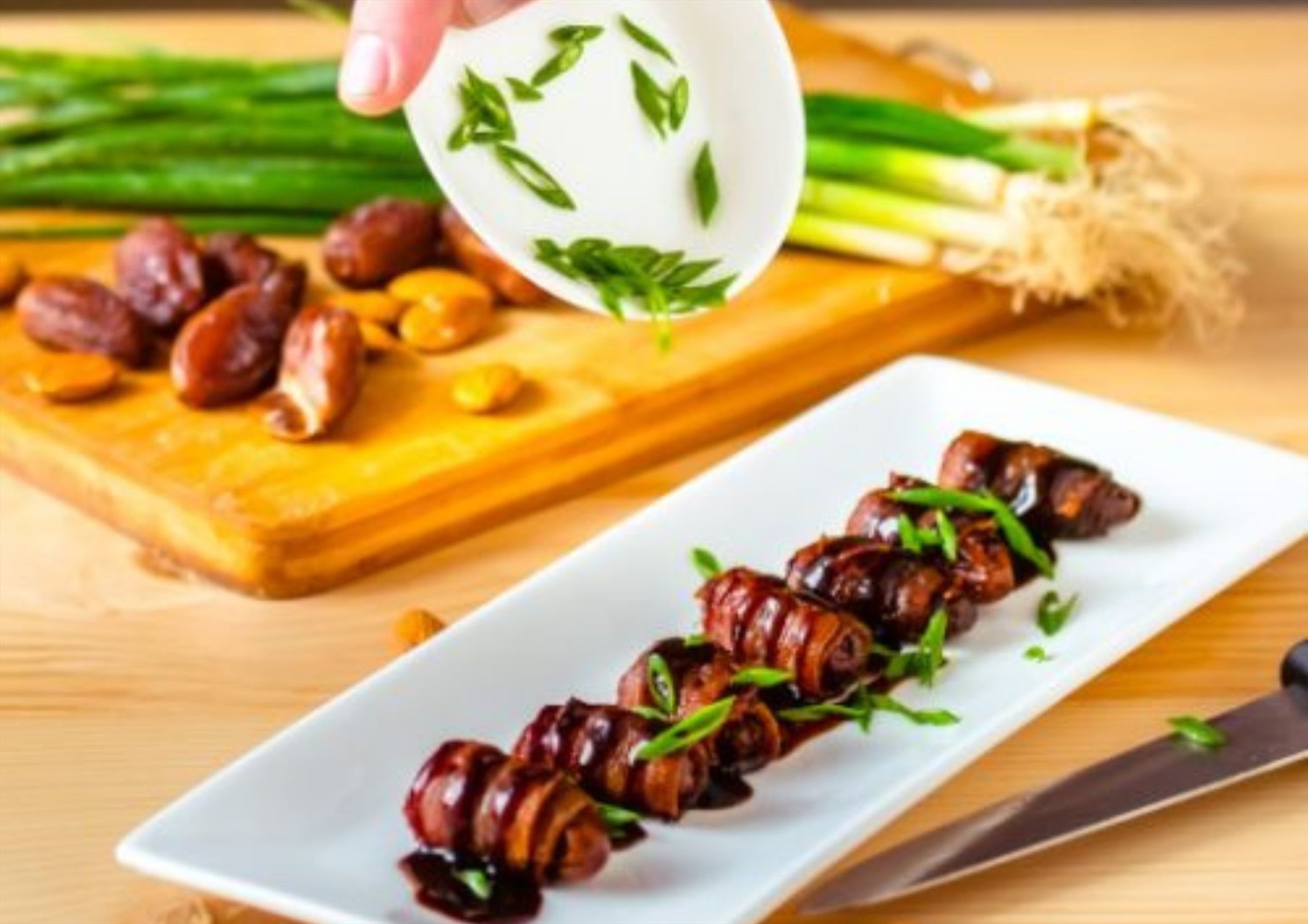 Món chà là bọc thịt xông khói thơm ngon, hấp dẫn. Ảnh: Organic Facts