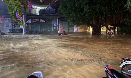 Ảnh hưởng bão số 3, nhiều khu vực tại phường Bãi Cháy (thành phố Hạ Long) bị ngập cục bộ ngay trong đêm. Ảnh: BQN