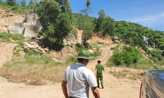 Công an vào cuộc sự việc “xe tải ùn ùn chở đất đá lậu” tại huyện Cam Lâm. Ảnh CT.Kim