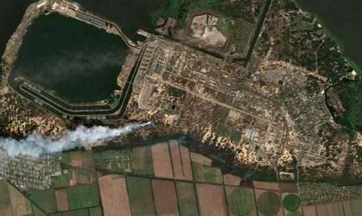 Toàn cảnh nhà máy điện hạt nhân Zaporizhzhia và các đám cháy ở Enerhodar thuộc vùng Zaporizhzhia, Ukraina. Ảnh: Copernicus Sentinel-2