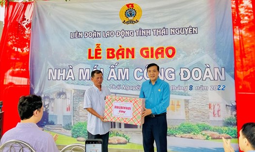 Ông Phạm Văn Quang - Phó Chủ tịch LĐLĐ tỉnh Thái Nguyên tặng quà gia đình chị chị Loan (bên trái). Ảnh: CĐTN