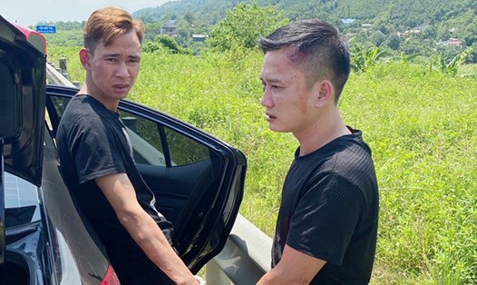 Trần Văn Hợp và Lê Quý Ngọc bị bắt sau khi chống trả lực lượng chức năng. Ảnh: Thanh Tuấn.