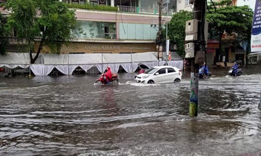 Lượng mưa ghi nhận lên tới 132,8mm, nhiều tuyến phố Việt Trì Phú Thọ ngập sâu trong biển nước.