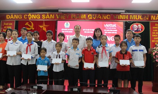 Lãnh đạo LĐLĐ Tuyên Quang cùng Viettel Tuyên Quang trao học bổng cho con em công nhân có hoàn cảnh khó khăn.