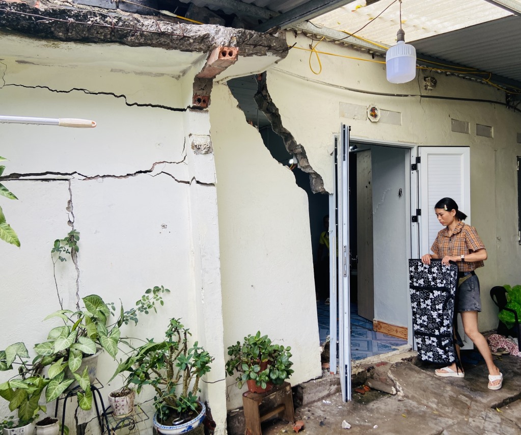 Tường nhà của một hộ dân thuộc khu 3B, phường Giếng Đáy, thành phố Hạ Long  (Quảng Ninh) bị nứt toác móng, xé rách nhiều góc tường. Ảnh: Hoàng Nga