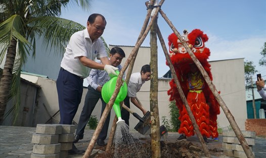 Phó Chủ tịch UBND quận 7 Lê Văn Thành trồng cây xanh trên tuyến đường D6.