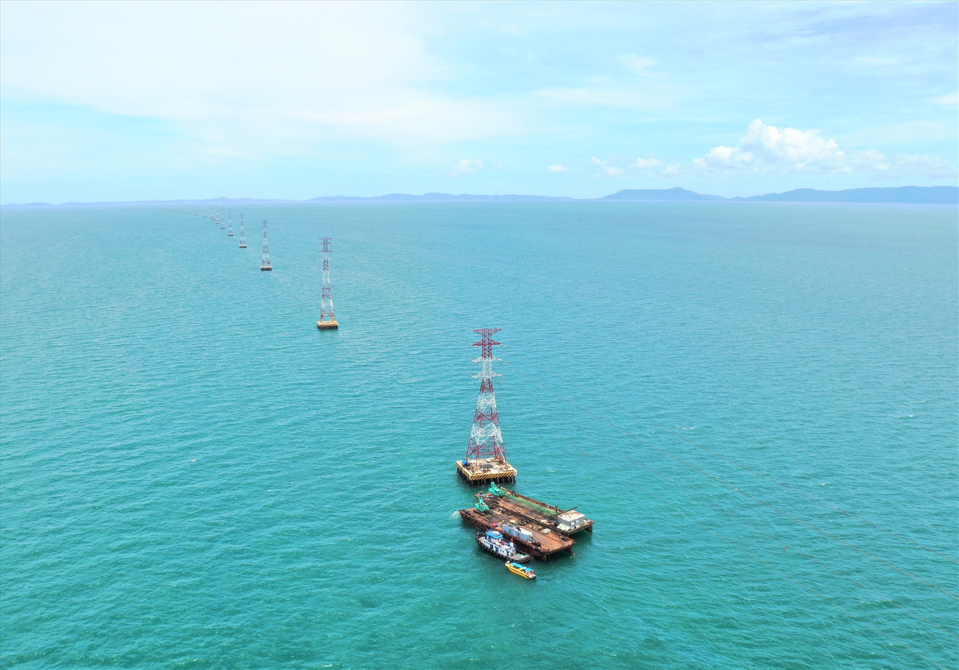 EVNSPC sắp hoàn thành đường điện 220kV vượt biển dài nhất Đông Nam Á