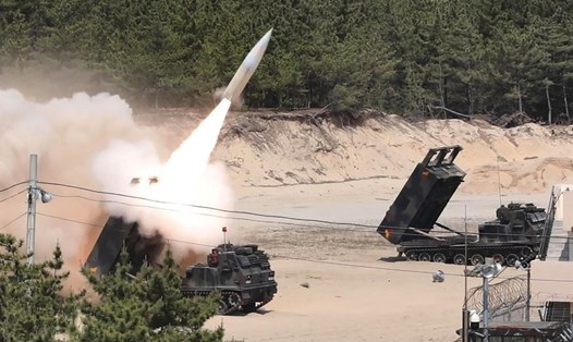 Tên lửa chiến thuật lục quân (ATACMS) của Mỹ được phóng trong một cuộc tập trận ở Hàn Quốc. Ảnh: AFP