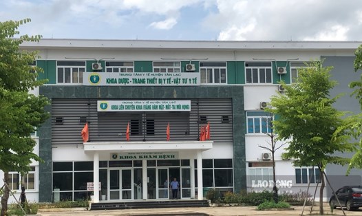 2 nạn nhân trong vụ con rể sát hại mẹ vợ đang được điều trị tại Trung tâm Y tế huyện Tân Lạc. Ảnh: Minh Nguyễn.