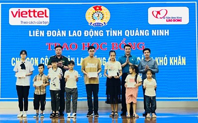 Buổi lễ trao học bổng cho học sinh là con em công nhân, lao động có hoàn cảnh khó khăn. Ảnh: N.H