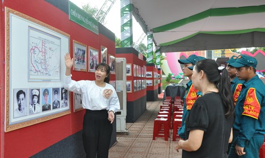 Người dân và chiến sĩ xem triển lãm ảnh Chiến thắng Chốt chặn Tàu Ô. Ảnh: K.Lâm