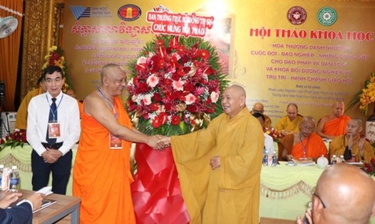 Hội thảo nhận hoa chúc mừng từ Giáo hội Phật giáo Việt Nam. Ảnh: Ngọc Vân