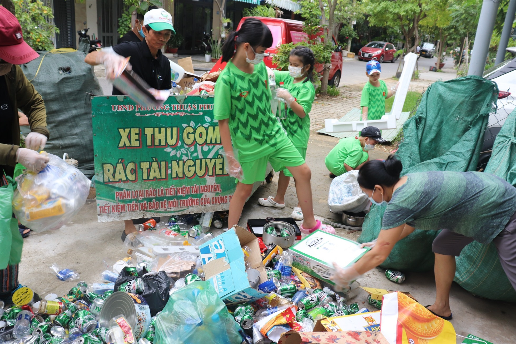 Biệt đội môi trường nhí tại Khu dân cư Bình Phước (quận Hải Châu, TP.Đà Nẵng) thu gom vỏ chai lon nhựa. Ảnh: Nguyễn Linh