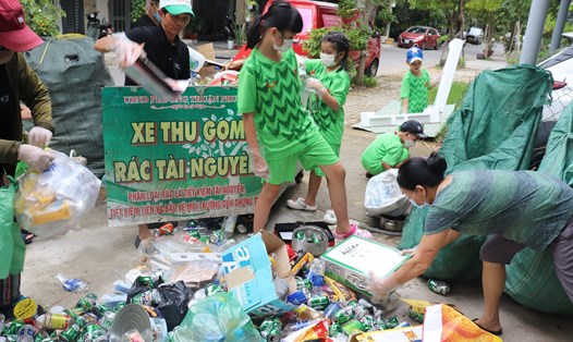 Biệt đội môi trường nhí tại Khu dân cư Bình Phước (quận Hải Châu, TP.Đà Nẵng) thu gom vỏ chai lon nhựa. Ảnh: Nguyễn Linh