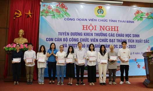 Bà Trần Thị Minh Thu - Chủ tịch Công đoàn Viên chức tỉnh Thái Bình trao quà động viên các cháu tại hội nghị. Ảnh: B.M