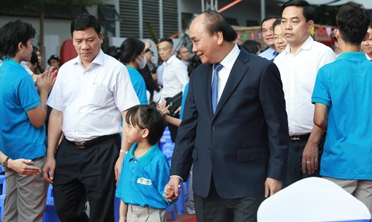 Chủ tịch nước Nguyễn Xuân Phúc dự ngày hội tựu trường của 200 học sinh mất cha, mẹ vì COVID-19. Ảnh: ND