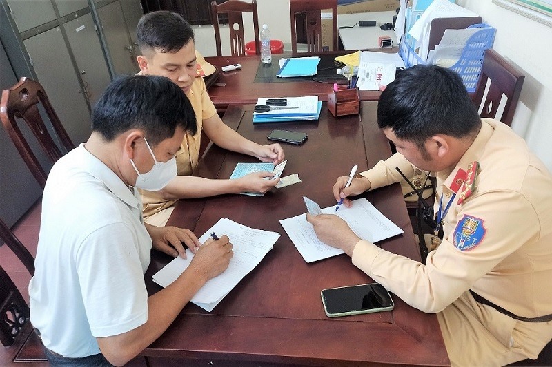 Tài xế N.T.T (48 tuổi, trú xã Diễn Thành, huyện Diễn Châu, Nghệ An) làm việc với cơ quan chức năng. Ảnh: QT