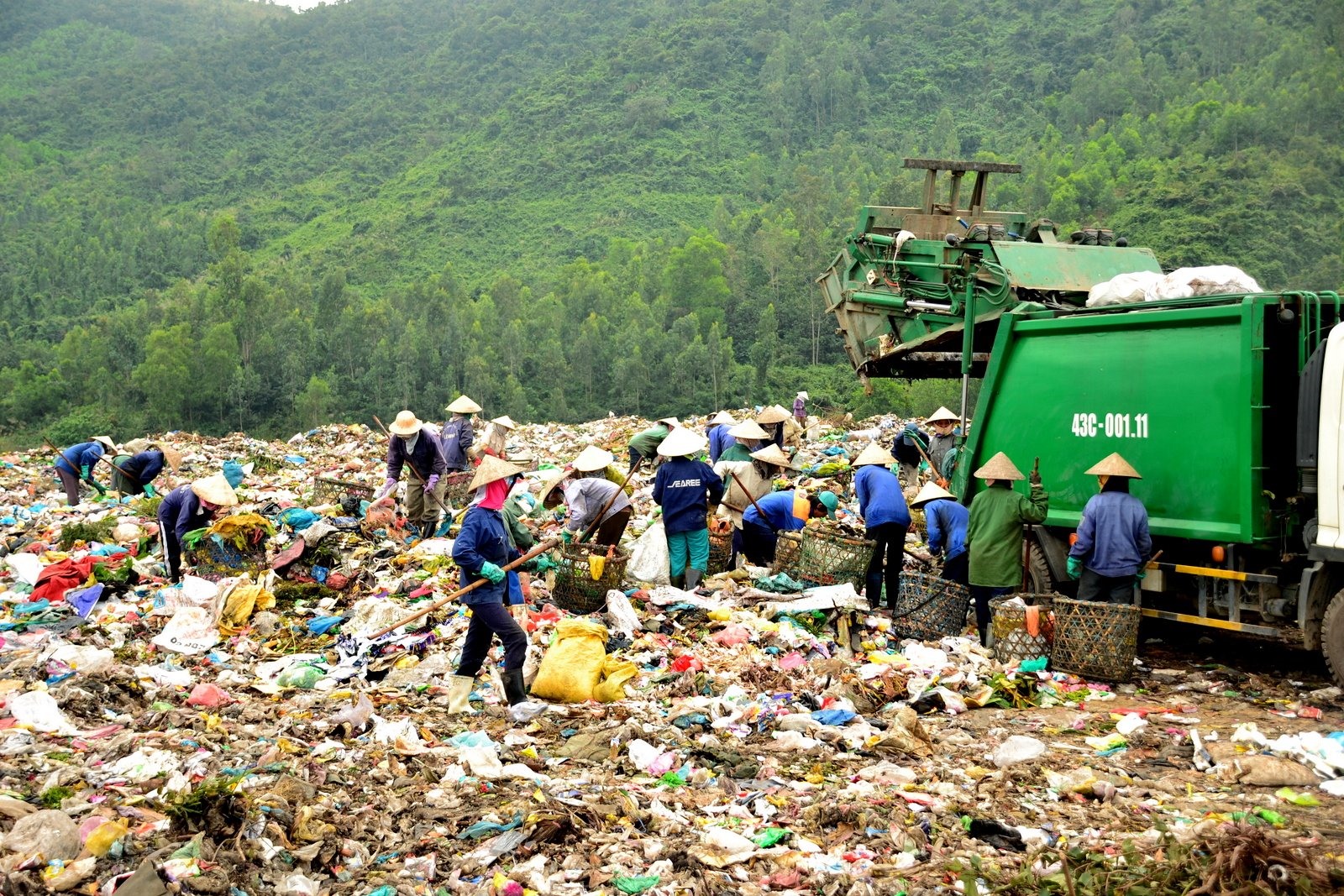 Xử lý rác đô thị: Vẫn lạc hậu, kém vệ sinh