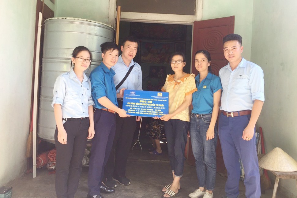 Công đoàn cơ sở Công ty Formosa Hà Tĩnh quyên góp ủng hộ đoàn viên Nguyễn Thị Thiết có con bị bệnh hiểm nghèo. Ảnh: CĐ.
