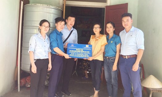 Công đoàn cơ sở Công ty Formosa Hà Tĩnh quyên góp ủng hộ đoàn viên Nguyễn Thị Thiết có con bị bệnh hiểm nghèo. Ảnh: CĐ.