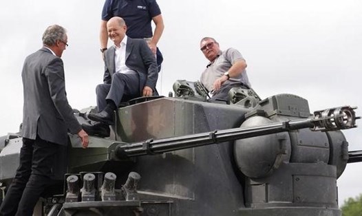 Thủ tướng Olaf Scholz (giữa) đến thăm một cơ sở đào tạo ở Đức, nơi các binh sĩ Ukraina được huấn luyện sử dụng xe tăng phòng không Gepard. Ảnh: DPA