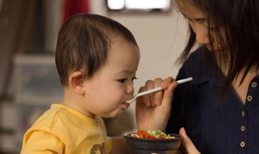 Trê 9 tháng tuổi cần tránh một số thực phẩm mà các mẹ nên biết.
Ảnh: Youtube