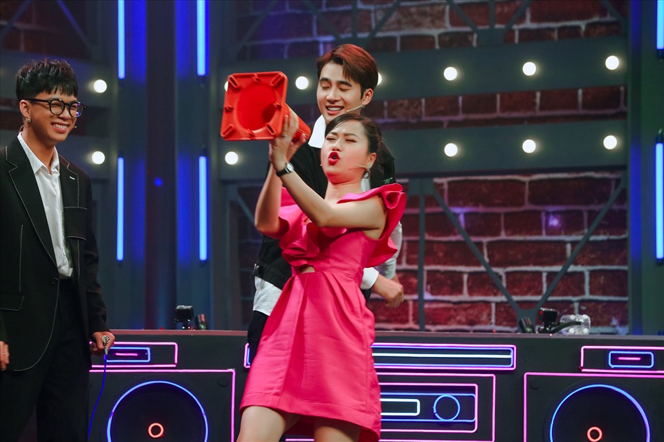 Lâm Vỹ Dạ khiến khán giả bật cười khi nhảy “Baby Shark” trên sóng truyền hình. Ảnh: CTCC.