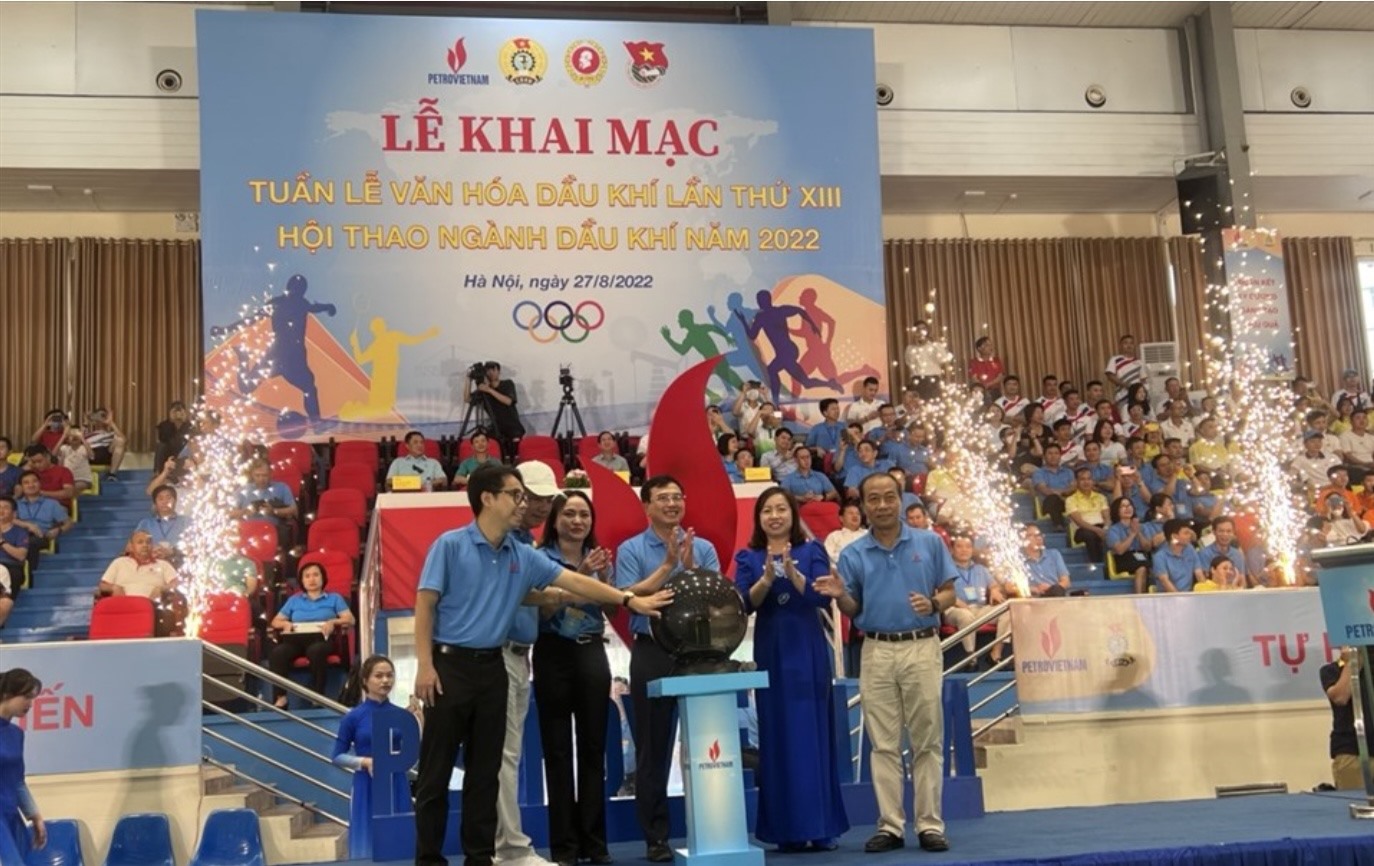 Lãnh đạo Tổng Liên đoàn Lao động Việt Nam và lãnh đạo Tập đoàn Dầu khí Việt Nam khai mạc sự kiện. Ảnh: Anh Vũ