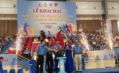 Lãnh đạo Tổng Liên đoàn Lao động Việt Nam và lãnh đạo Tập đoàn Dầu khí Việt Nam khai mạc sự kiện. Ảnh: Anh Vũ