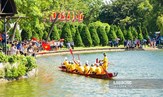 Đội tuyển bơi chải huyện Nghĩa Hưng giành vị trí cao nhất giải thi bơi chải Nam Định 2022. Ảnh: V.M