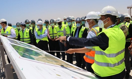 Người đứng đầu Rosatom Alexey Likhachev và Bộ trưởng Bộ Điện lực Ai Cập Mohamed Shaker đến thăm địa điểm xây dựng nhà máy điện hạt nhân El-Dabaa, tháng 7.2021. Ảnh: Rosatom