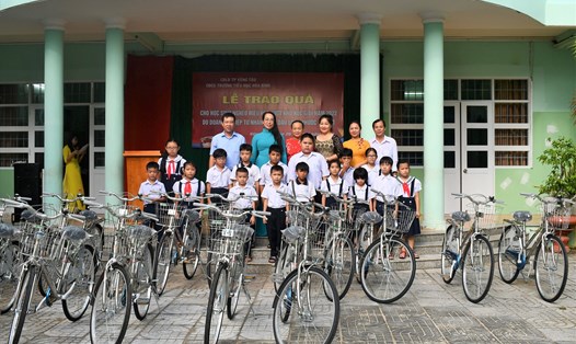 Trao xe đạp động viên các em học sinh nghèo hiếu học trên địa bàn TP.Vũng Tàu. Ảnh: H.T
