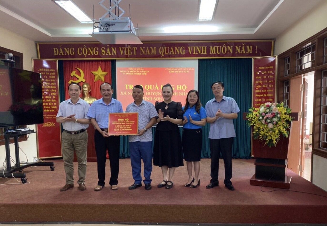 Đại diện Công đoàn Viên chức tỉnh Sơn La trao quà cho xã Nậm Ét, huyện Quỳnh Nhai, tỉnh Sơn La. Ảnh: Anh Vũ