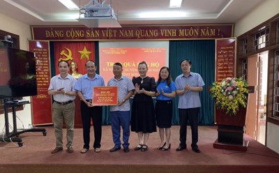 Đại diện Công đoàn Viên chức tỉnh Sơn La trao quà cho xã Nậm Ét, huyện Quỳnh Nhai, tỉnh Sơn La. Ảnh: Anh Vũ