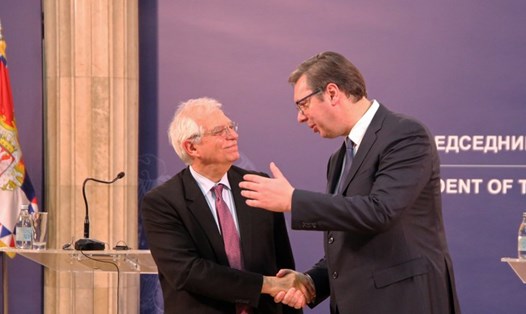 Tổng thống Serbia Aleksandar Vucic (phải) bắt tay nhà ngoại giao hàng đầu của EU Josep Borrell, tại Belgrade, Serbia ngày 31.1.2020. Ảnh: Tân Hoa Xã