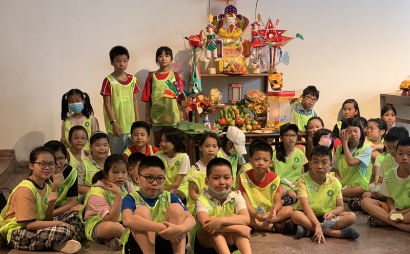 Các bạn nhỏ thích thú chụp ảnh với mâm cỗ Trung thu truyền thống. Ảnh: BTC