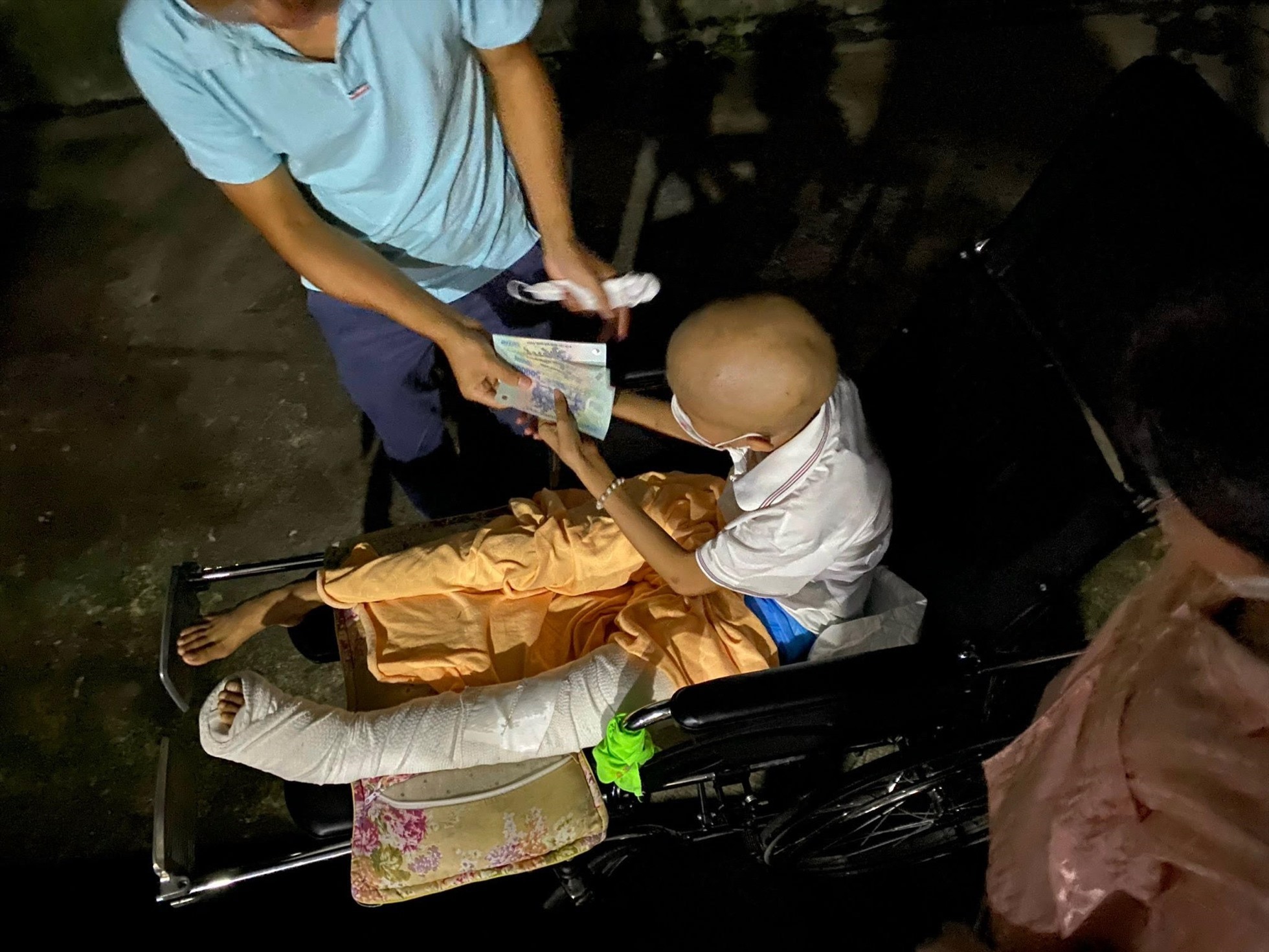 Những chuyến xe đưa bệnh nhân về quê. Ảnh: BVCC