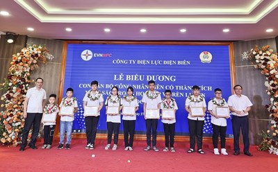 Gần 400 con em cán bộ CNVCLĐ Công ty Điện lực Điện Biên được tuyên dương. Ảnh: Thu Huyền
