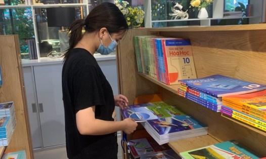 Nhiều học sinh, phụ huynh cho biết gặp khó khăn trong việc tìm mua sách giáo khoa lớp 10.  Ảnh: Phương Thúy