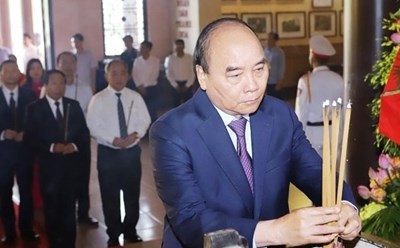 Chủ tịch nước Nguyễn Xuân Phúc dâng hương tưởng niệm Chủ tịch Hồ Chí Minh. Ảnh: M. H