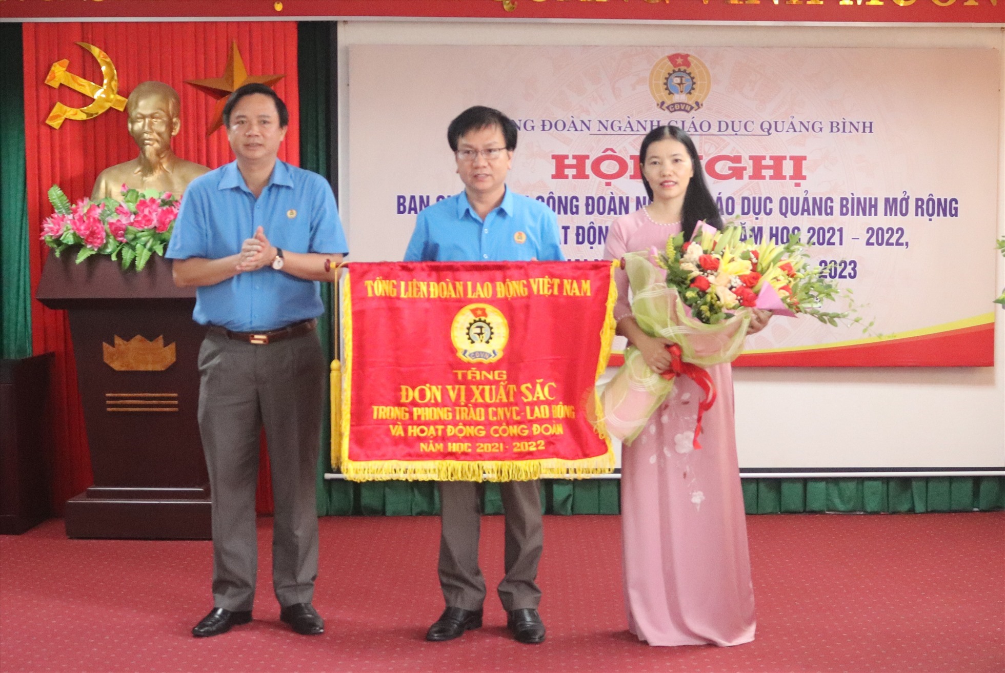 Chủ tịch LĐLĐ Quảng Bình Phạm Tiến Nam trao tặng cờ thi đua xuất sắc của Tổng LĐLĐ Việt Nam cho Công đoàn ngành Giáo dục Quảng Bình. Ảnh: LPL