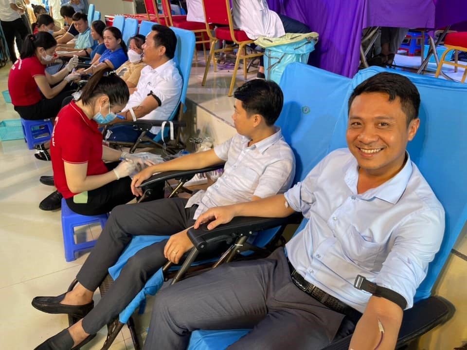 Tình nguyện viên tham gia hiến máu ở TX Hoàng Mai (Nghệ An). Ảnh: QT