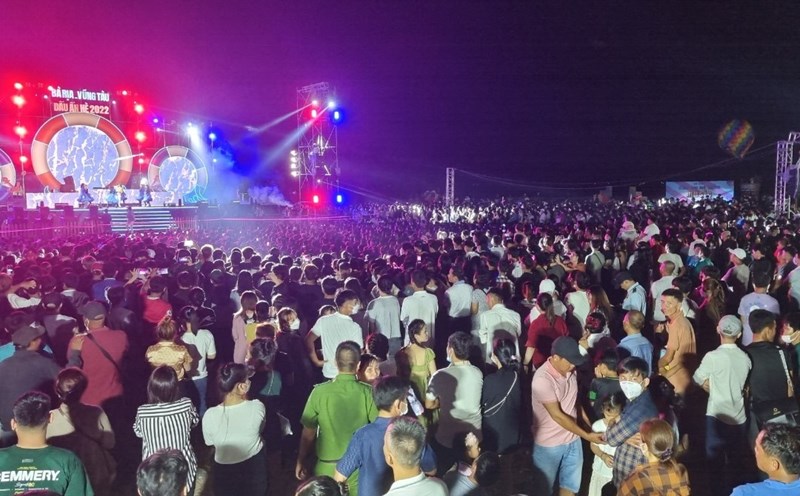 Sự kiện đêm nhạc EDM tổ chức tại Hồ Tràm trước đây đã thu hút hơn 10.000 người dân, khách du lịch tham dự. Ảnh: T.A