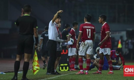 Huấn luyện viên Shin Tae-yong yêu cầu các cầu thủ U20 Indonesia phải khiêm tốn, chăm chỉ tập luyện. Ảnh: CNN Indonesia